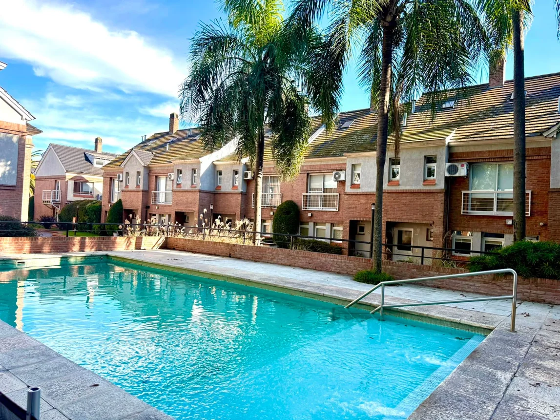Venta casa - altos de adrogue- cochera- pileta, foto 1