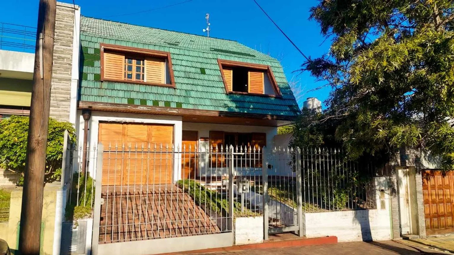 Casa de 6 ambientes en venta en Bernal Este, Ameghino 700