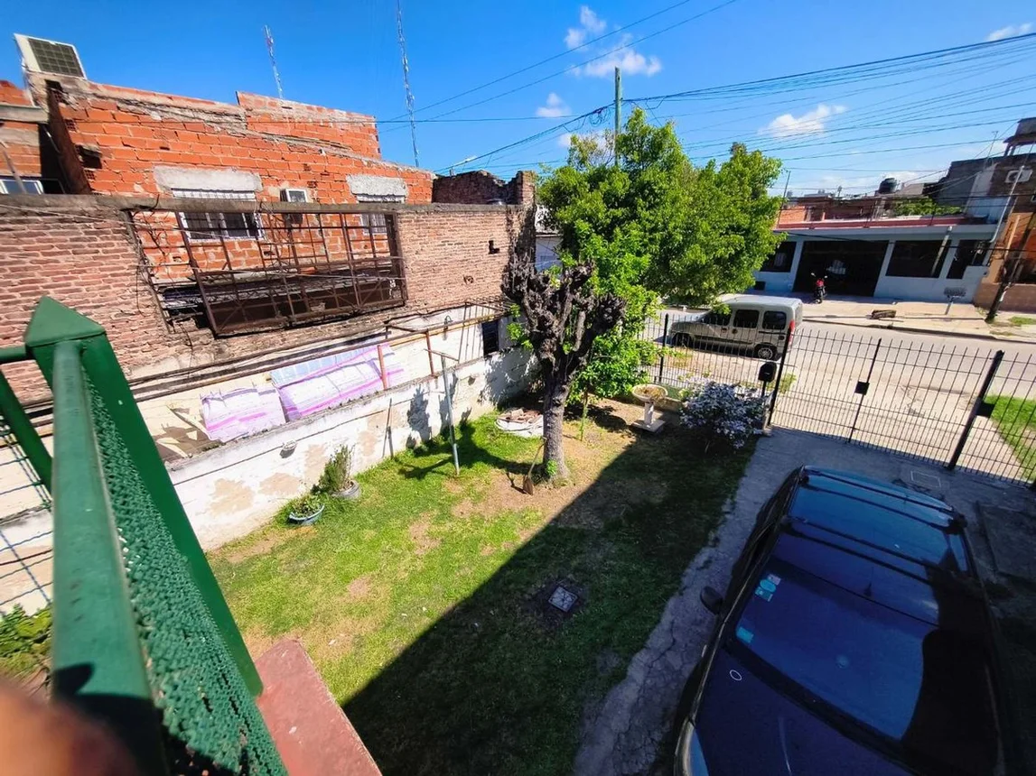 Casa de 6 ambientes en venta en Lomas de Zamora, Calle Gaspar Núñez de Arce 2100, foto 4