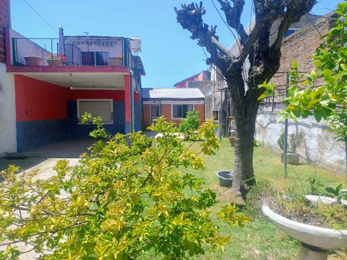 Casa de 6 ambientes en venta en Lomas de Zamora, Calle Gaspar Núñez de Arce 2100