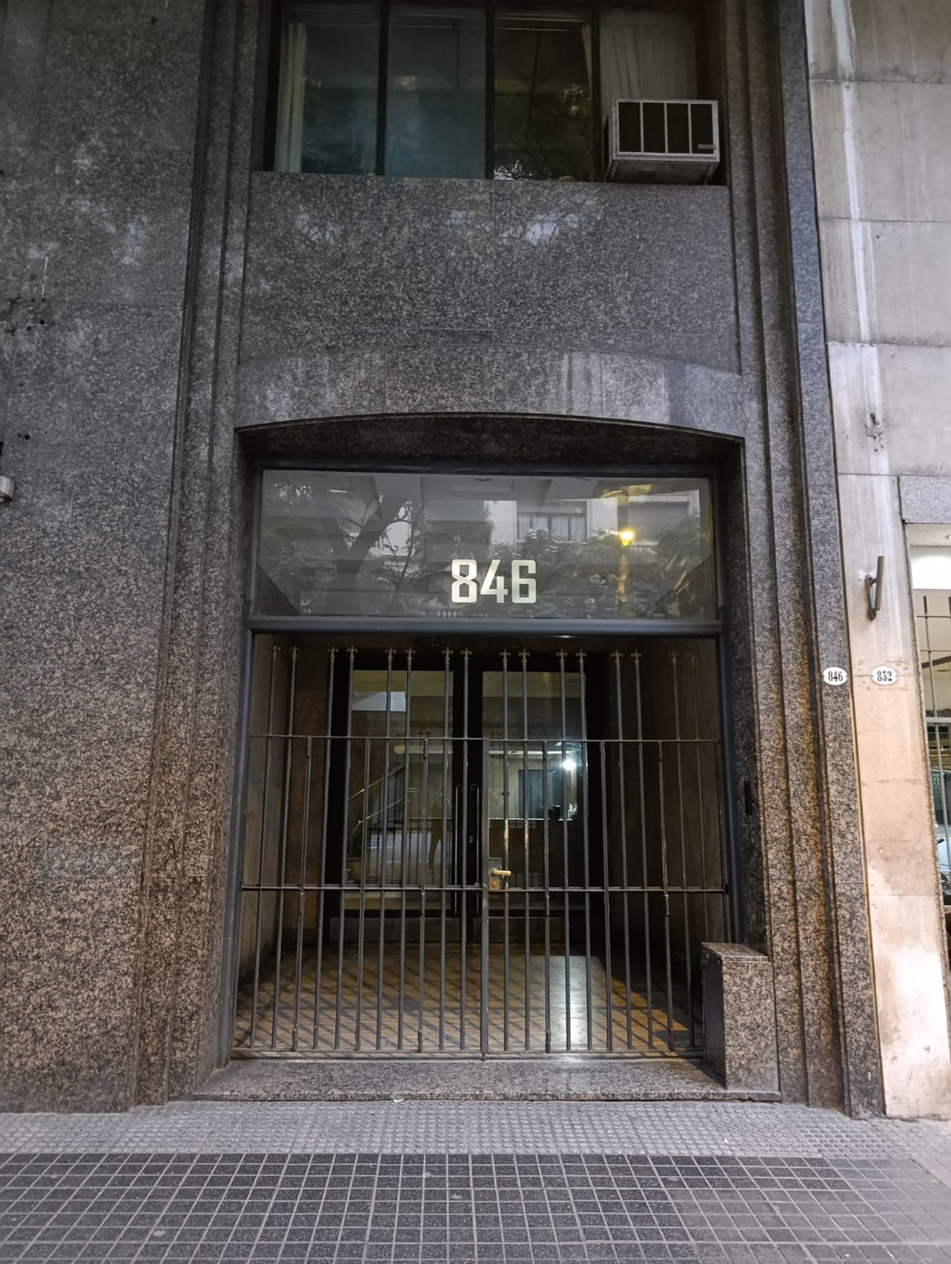 Amplia oficina de 5 ambientes sobre Diagonal Norte