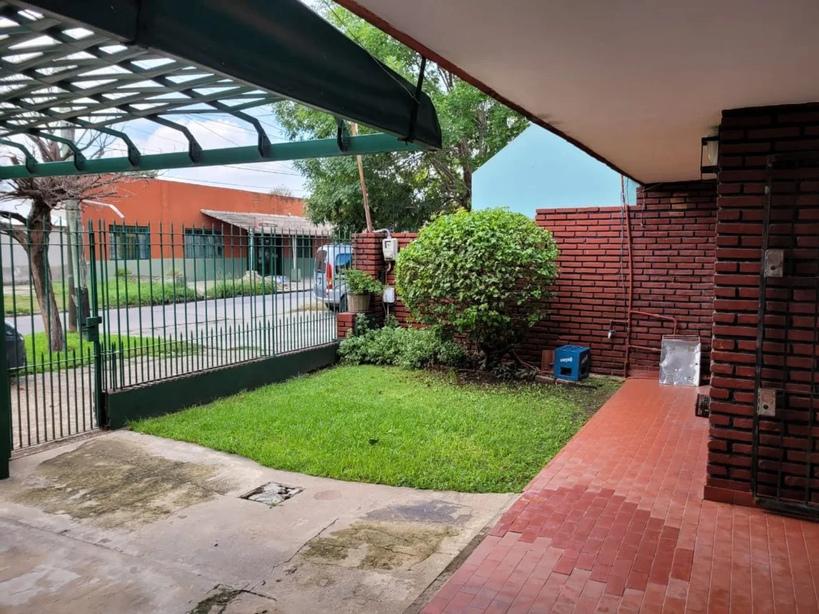 Casa de 6 ambientes en venta en Lomas de Zamora, Falucho 1000