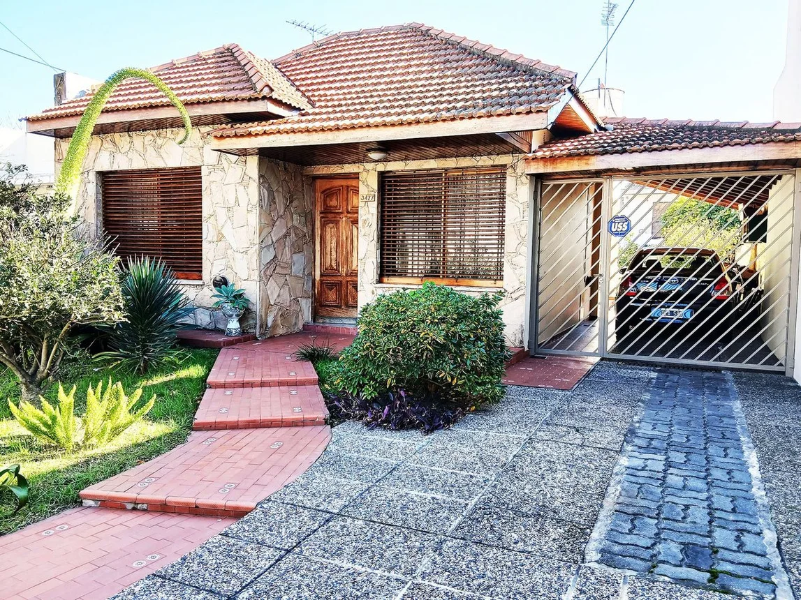 Casa de 3 ambientes en venta en Villa Ballester, Diagonal 128 Ensenada 3400