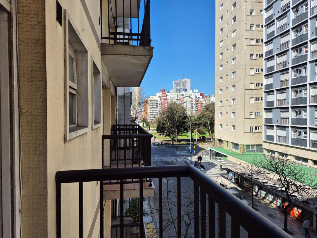 Venta Monoambiente con balcón zona Plaza Colón