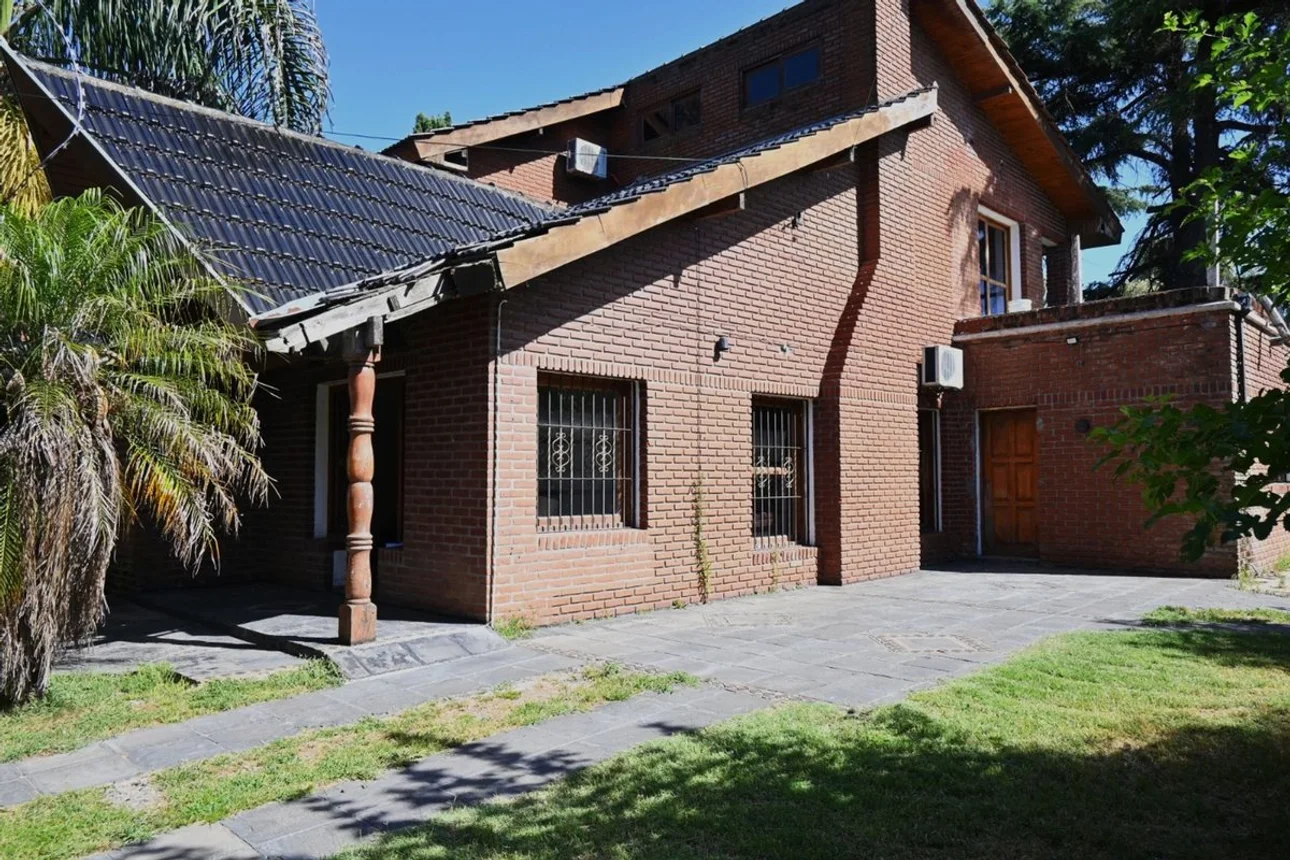 Casa de 6 ambientes en venta en Moreno, Independencia 2400
