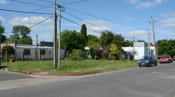 Casa con terreno en  avenida ideal para inversores