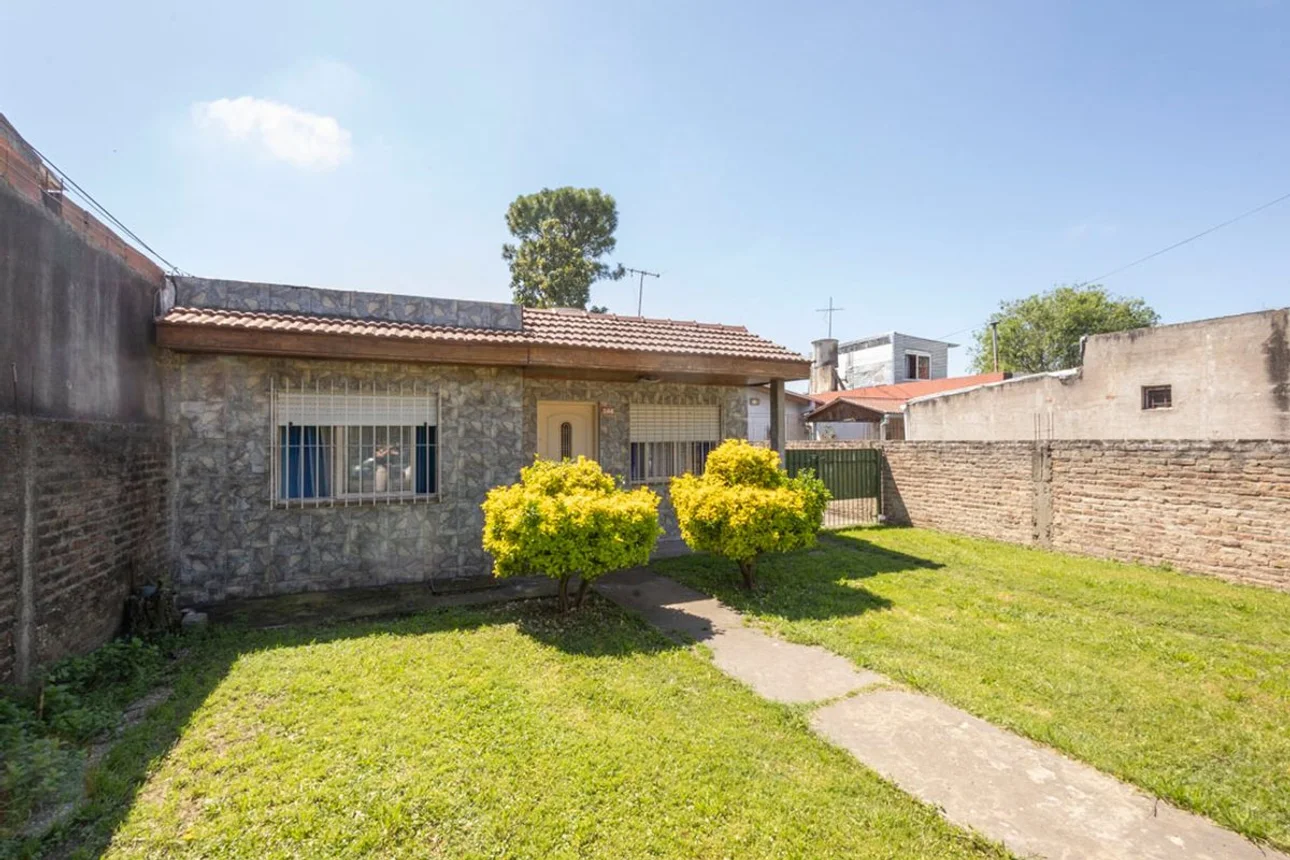 Casa de 3 ambientes en venta en Berazategui, Calle 133 500