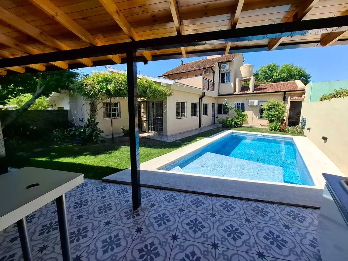 Casa de 6 ambientes en venta en José Mármol, Bernardo de Irigoyen 800