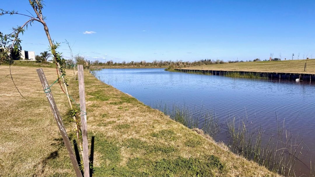 VENTA DE LOTE EN B. EL NAUDIR CON SALIDA AL RIO