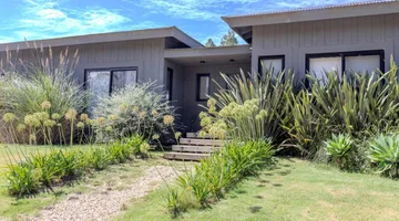 Casa  Moderna 4 Dorm c/ Pisc en Barrio Don Miguel