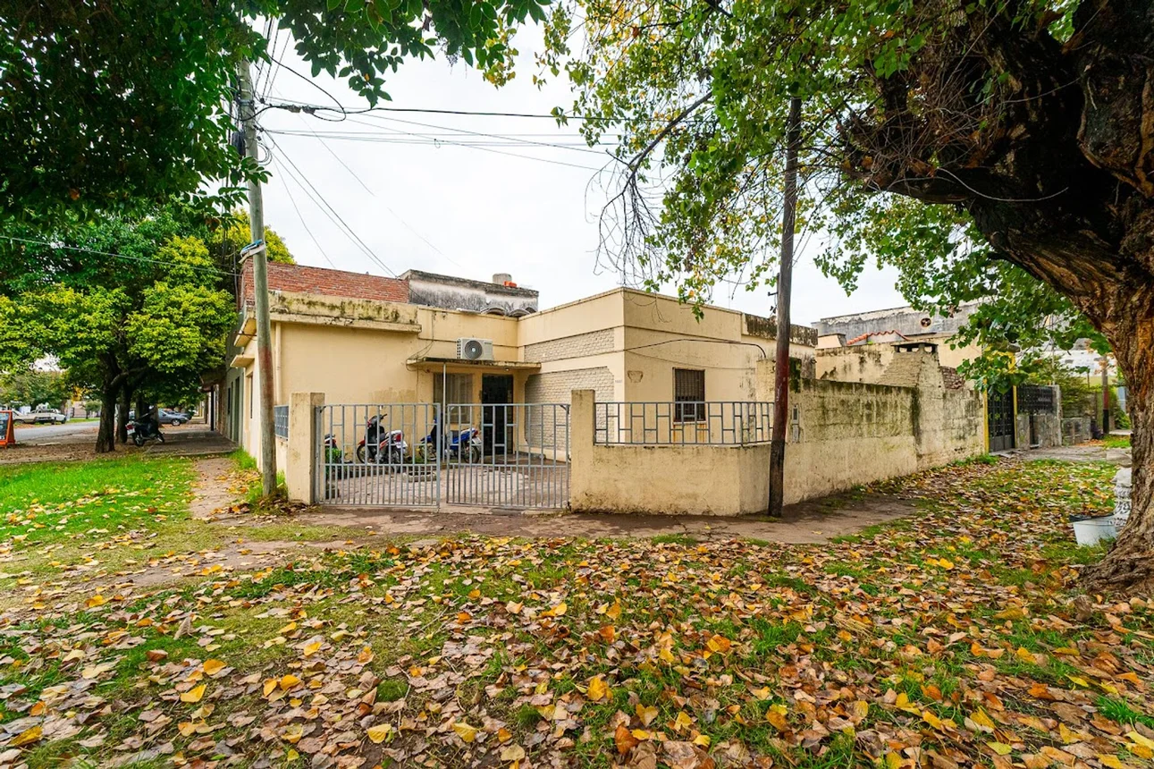 Casa en venta en rosario con patio y cochera, foto 1