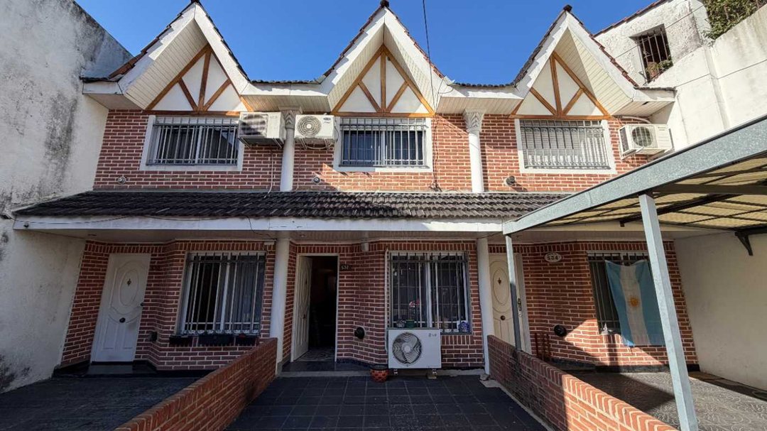 TRIPLEX 4 AMB - JARDIN, PARRILLA, COCHERA - HAEDO