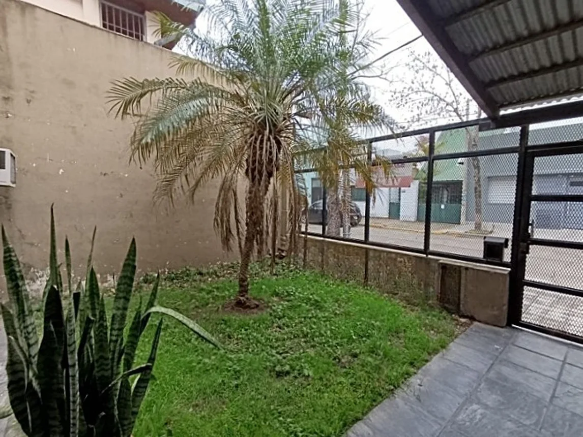 Venta casa + departamento cochera jardin, foto 2