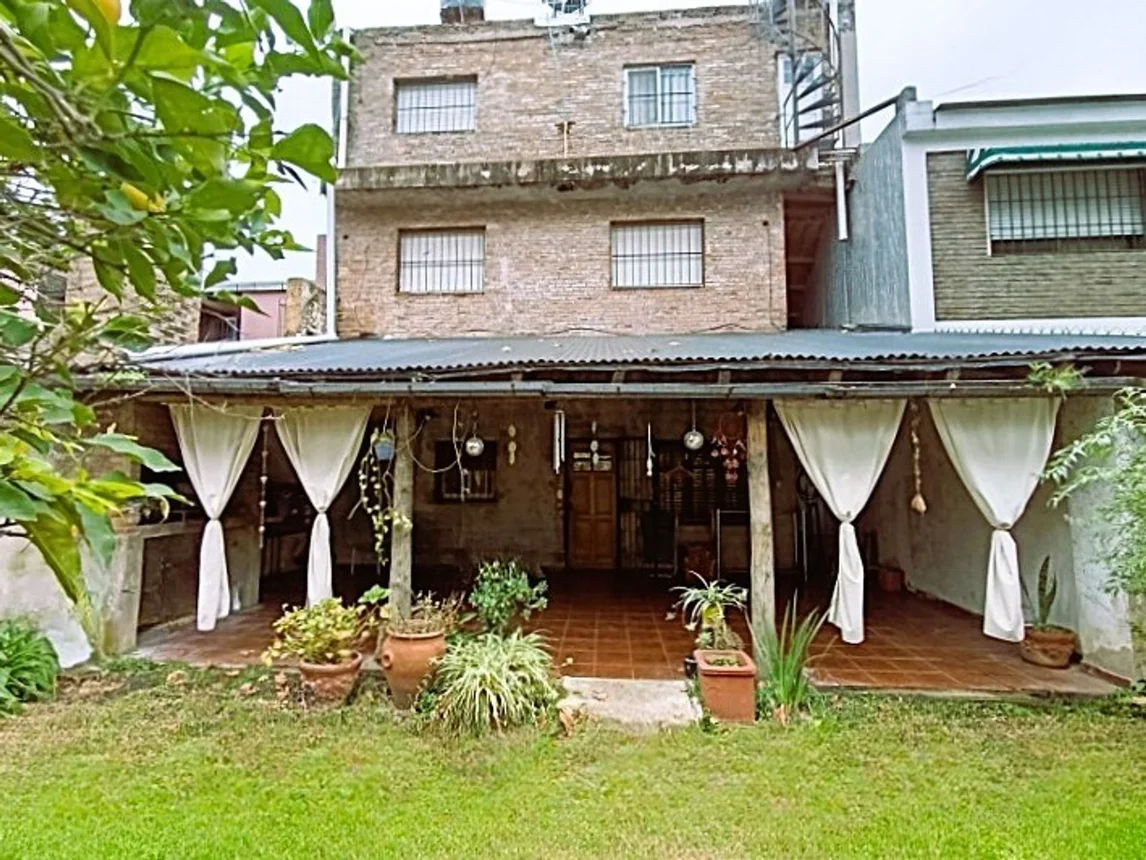 Venta casa + departamento cochera jardin, foto 1
