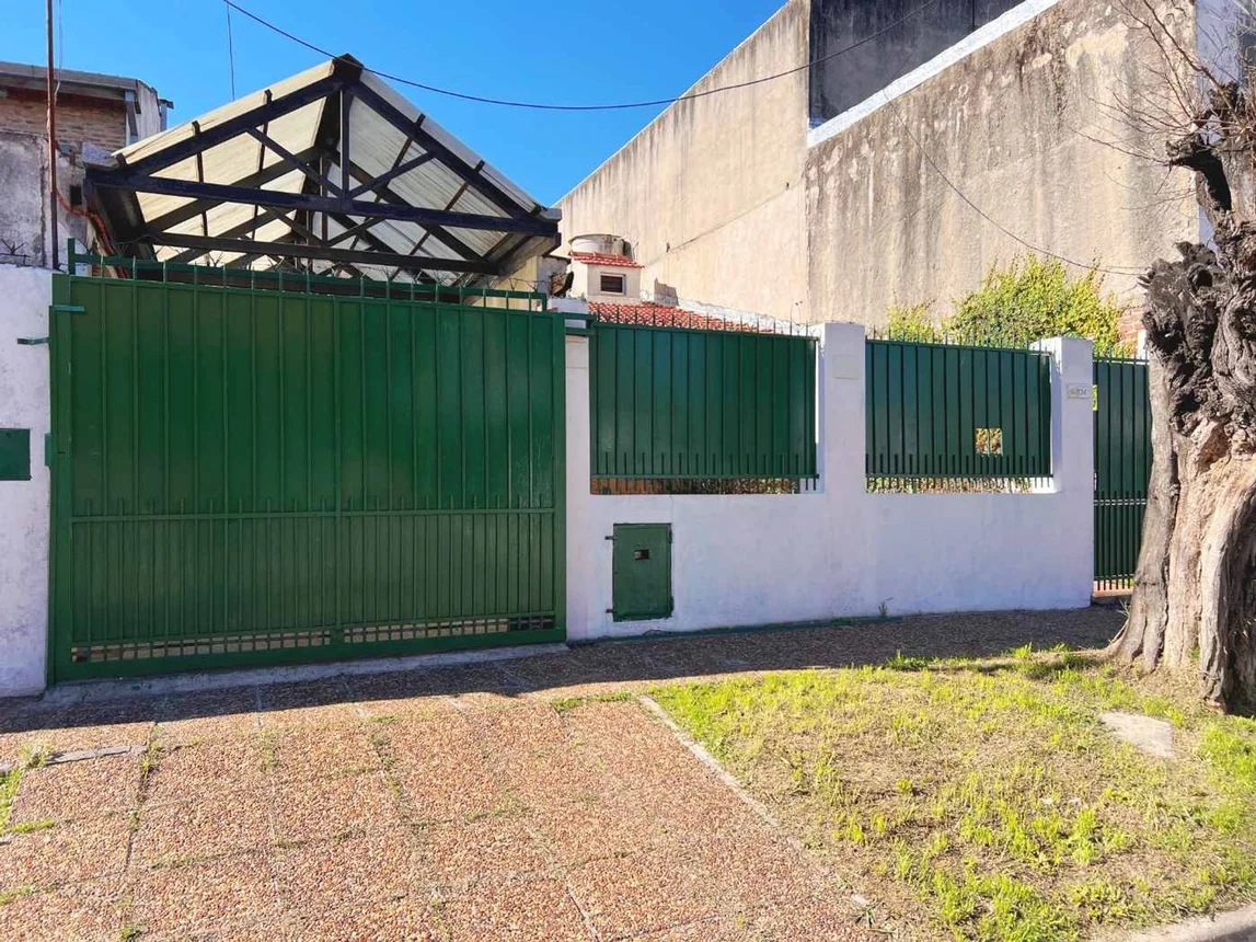 Casa de 3 ambientes en venta en Bernal Oeste, Luis María Campos 1300, foto 2
