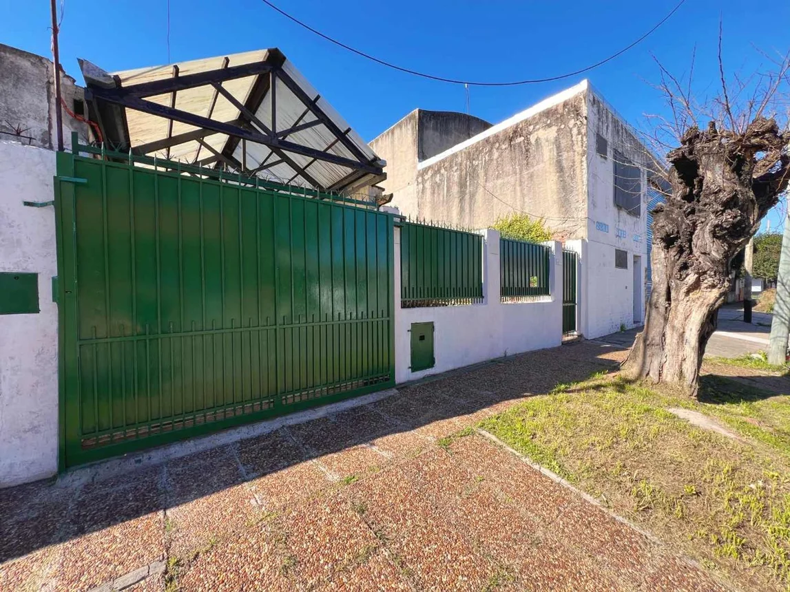 Casa de 3 ambientes en venta en Bernal Oeste, Luis María Campos 1300