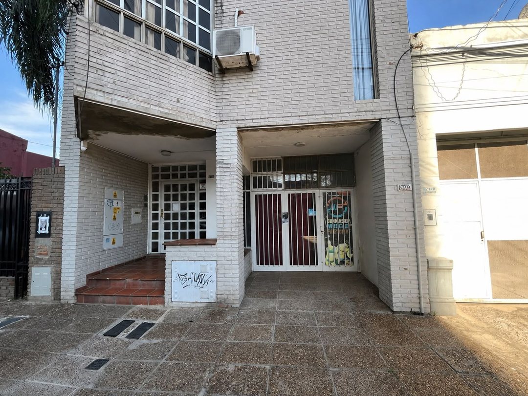 VENTA LOCAL COMERCIAL CENTRICO, AMPLIO CON PATIO
