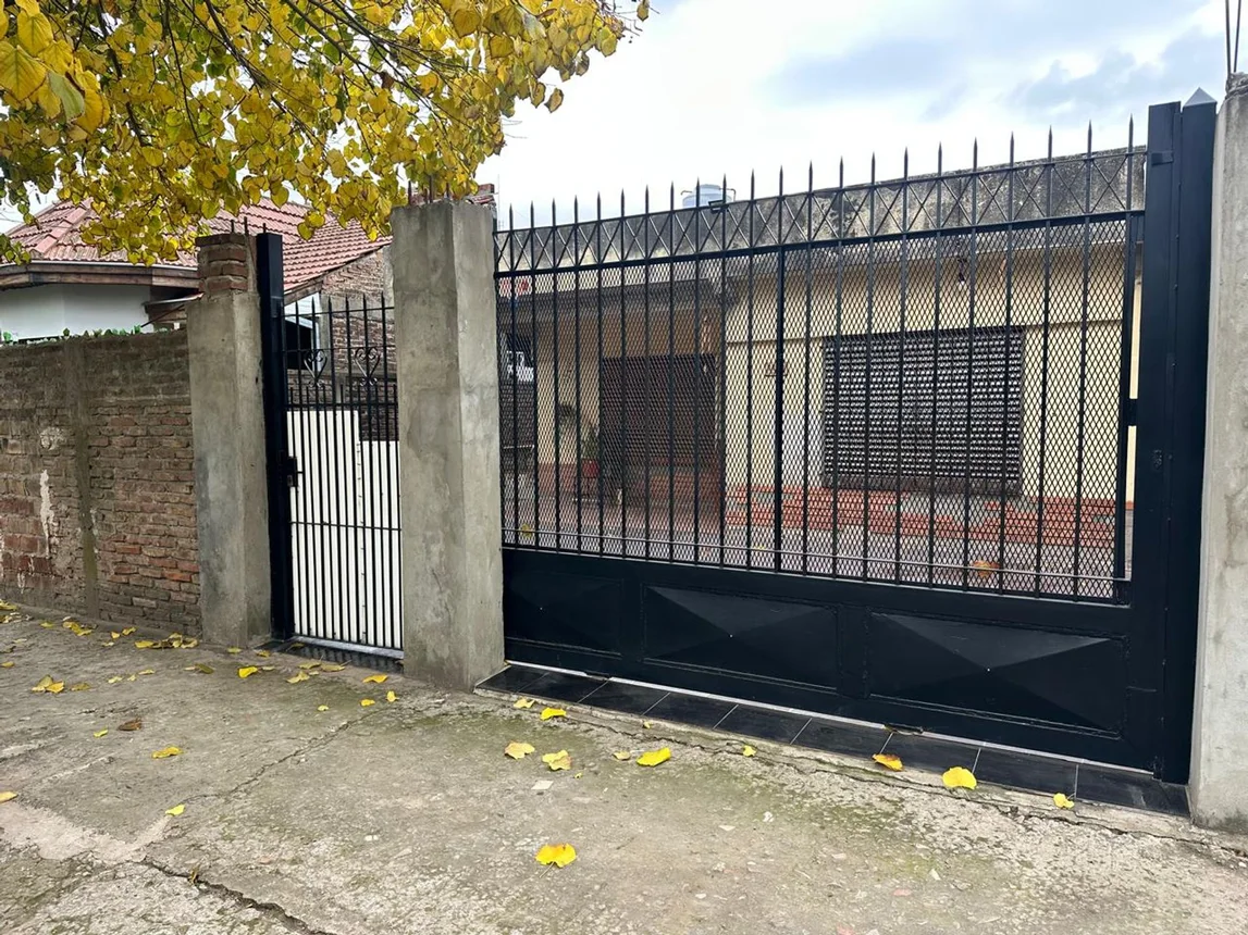 Casa de 3 ambientes en venta en Longchamps, Vallejos 3400