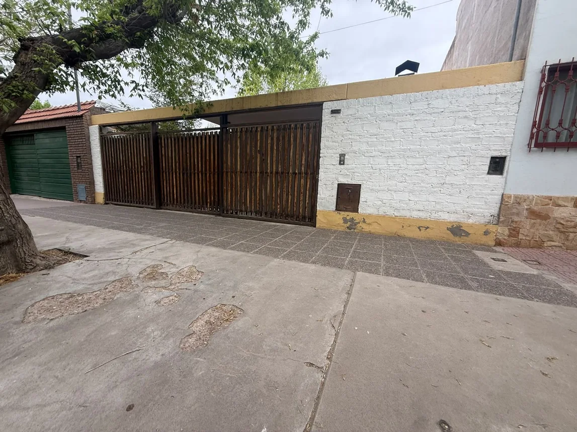 Casa de 5 ambientes en venta en Luján de Cuyo, Juan de Dios Vallcanera 200