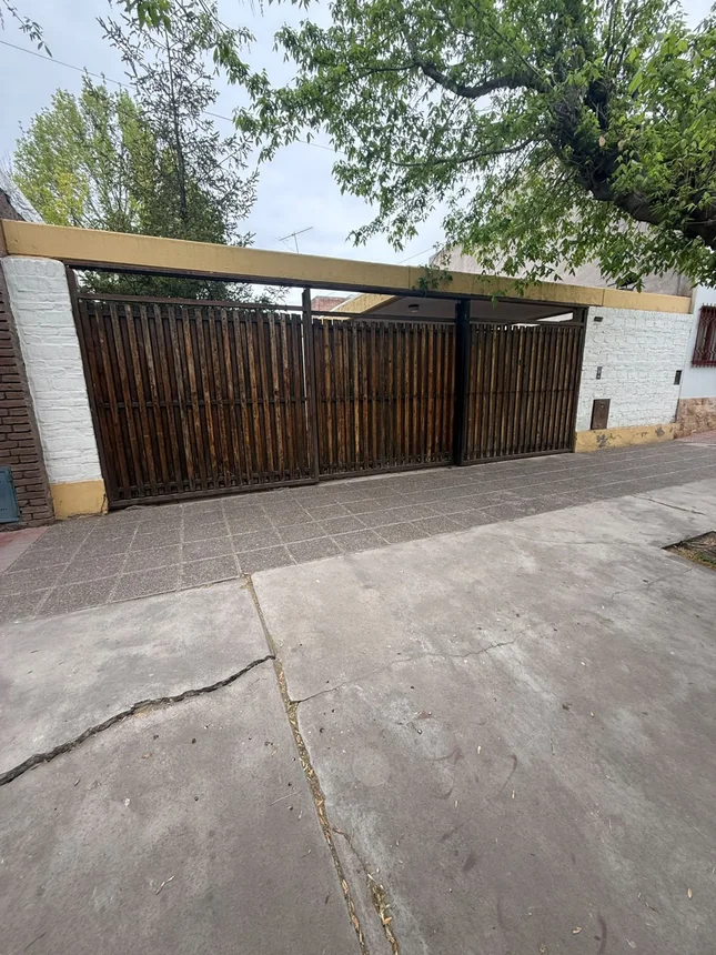 Casa de 5 ambientes en venta en Luján de Cuyo, Juan de Dios Vallcanera 200, foto 2