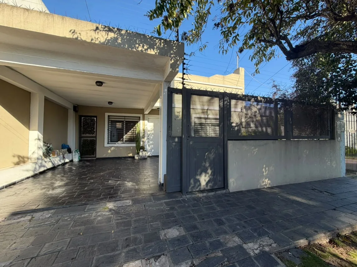 Casa de 3 ambientes en venta en Bernal Oeste, Avenida General Lamadrid 2700, foto 2