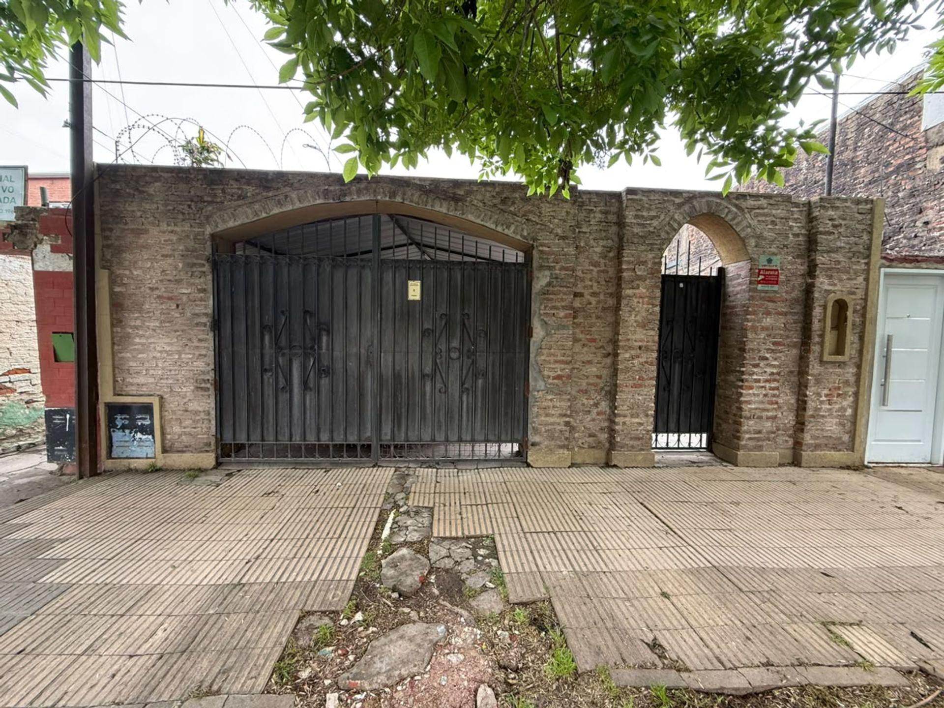 Se vende casa de 3 dormitorios y cochera.