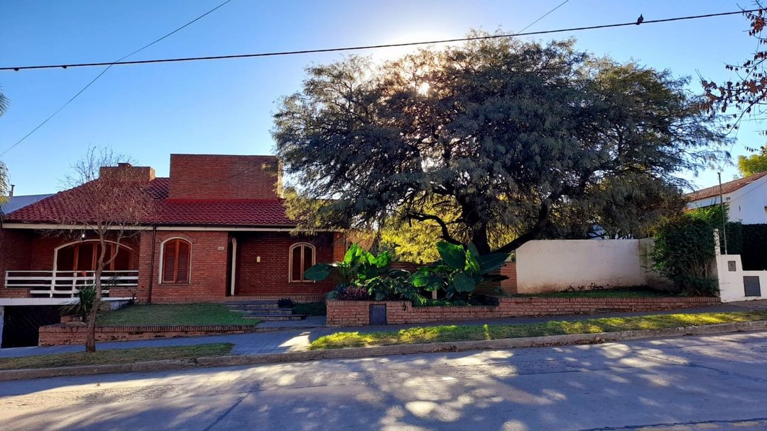 VENTA CASA 4 DORM 3 BAÑOS PILETA QUINCHO URCA