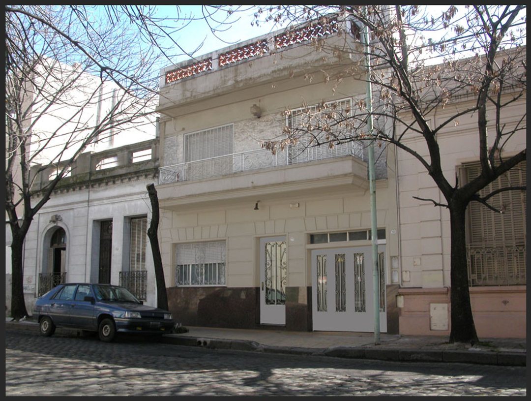 VENTA LOTE CON CASA A REFACCIONAR FLORES