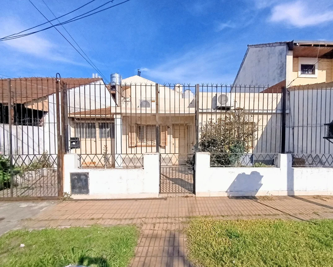 Casa de 3 ambientes en venta en Burzaco, Aristóbulo del Valle 1500