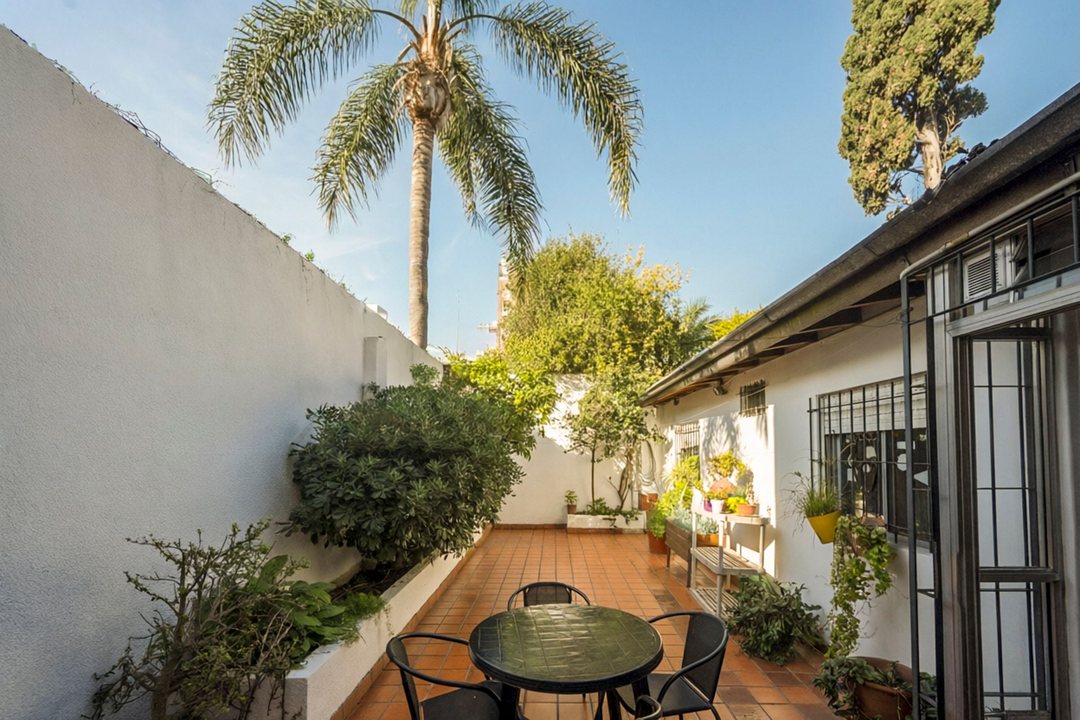 VENTA DPTO 4 AMB C/ESCRITORIO Y PATIOS EN FLORES