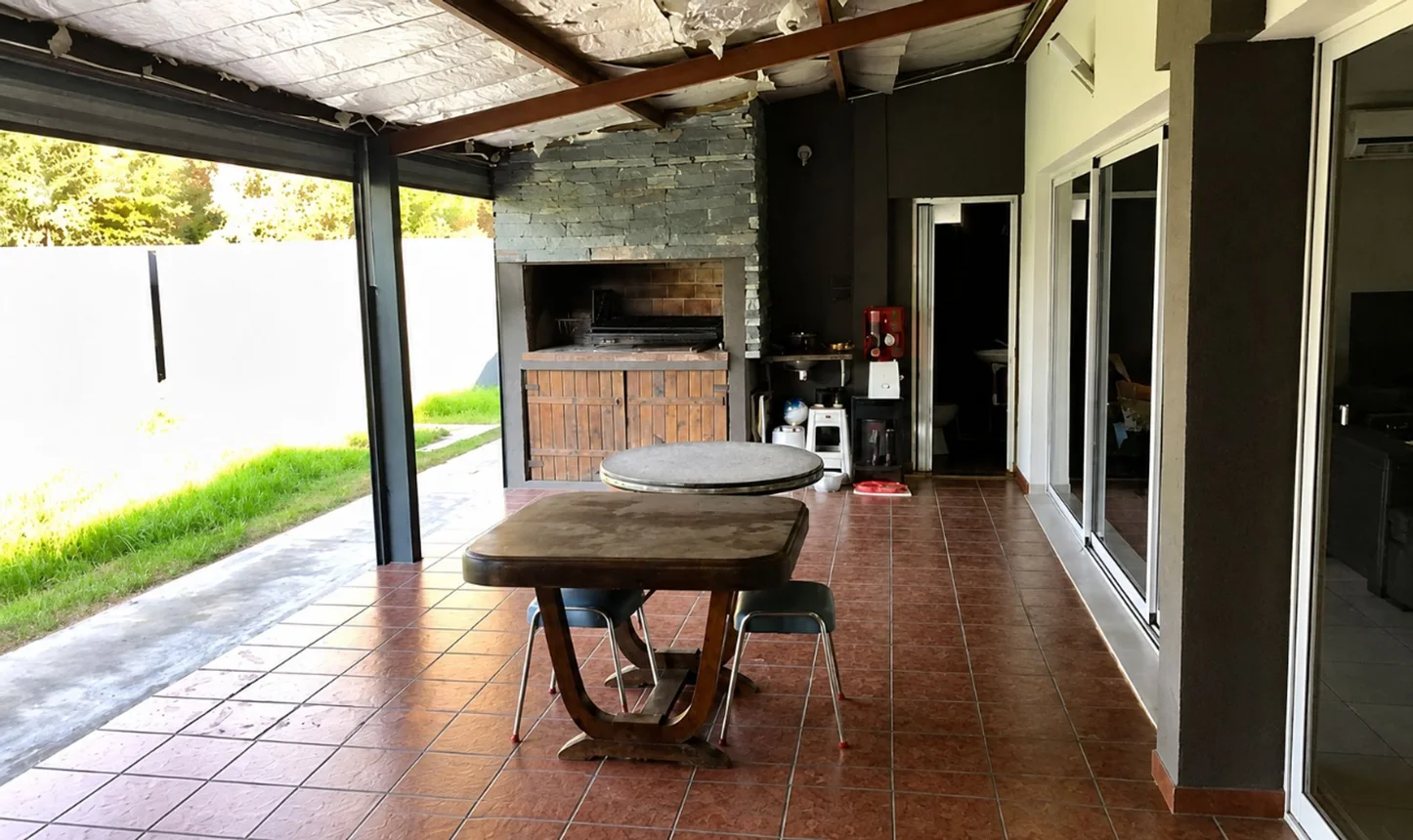 Casa de 5 ambientes en venta en Villa Luzuriaga, Alicante 1300, foto 2