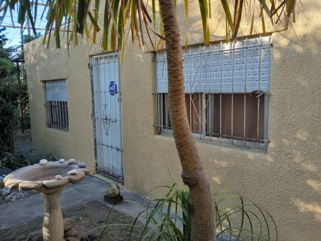 VENTA CASA 3 ambientes con patio jardín y parrilla