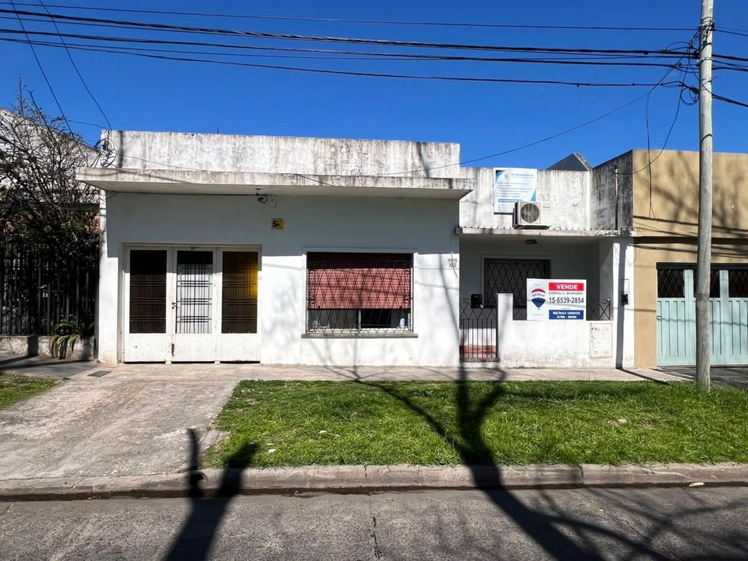 Casa de tres ambientes con jardín y pileta