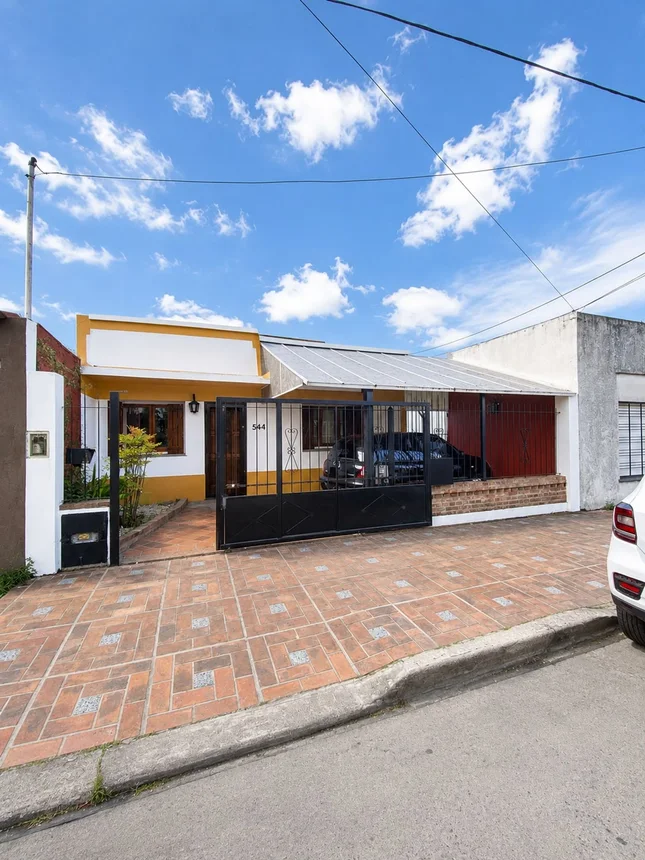 Casa de 4 ambientes en venta en Ezpeleta Este, Aconcagua 500