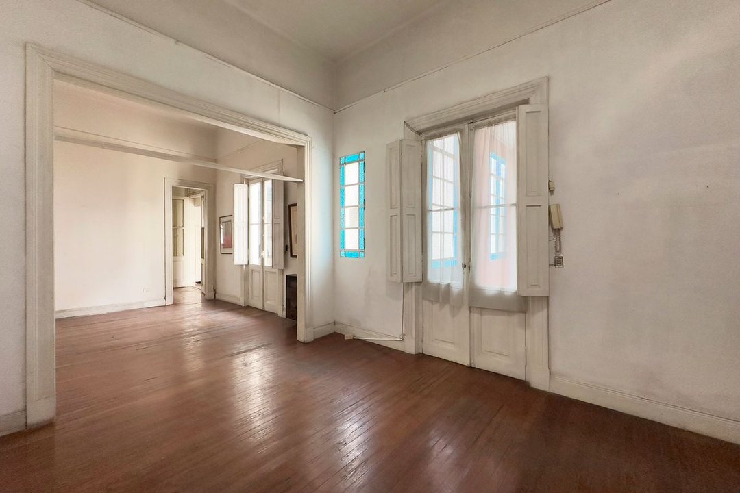 Venta casa a refaccionar con local en Balvanera