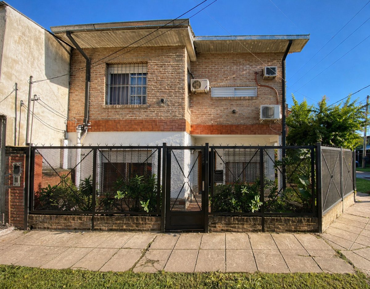 Foto 8 — VENTA CASA 6 AMB 2 PLANTAS FCIO. VARELA 2 COCHERAS