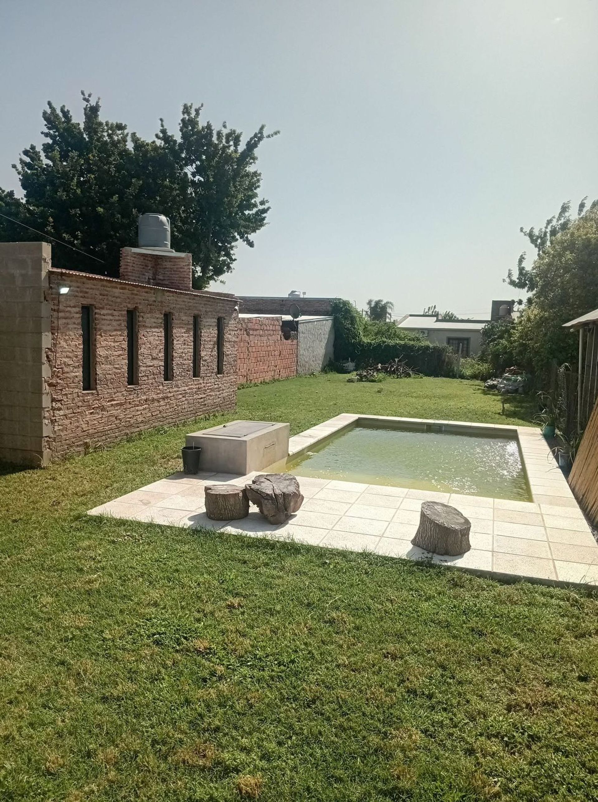 Se vende terreno con pileta y deposito con baño