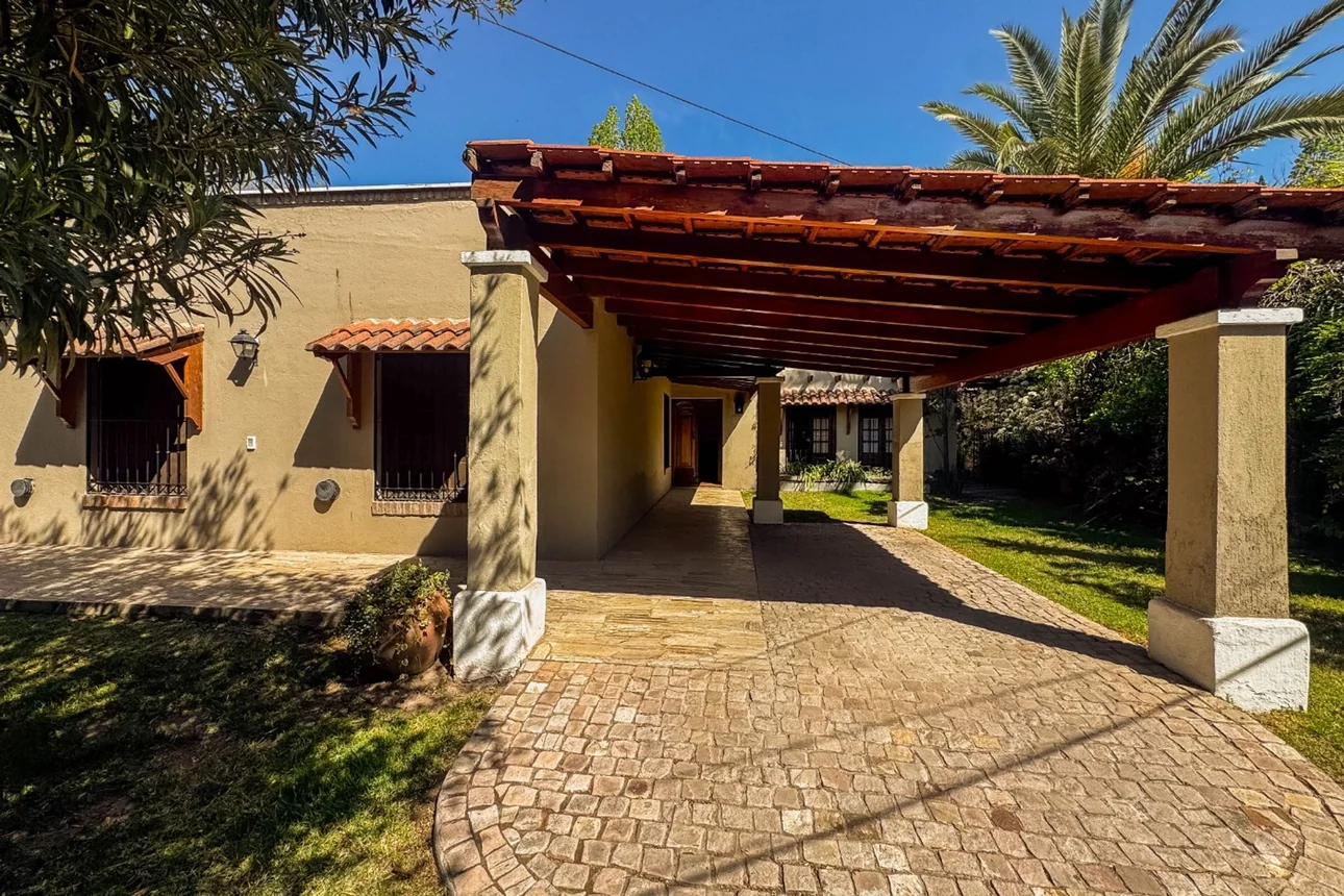 Casa de 8 ambientes en venta en Luján de Cuyo, Piedras 200, foto 2