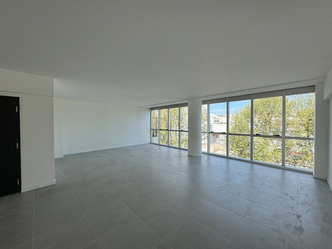 ALQUILER OFICINA COMERCIAL FLORES PISO ENTERO