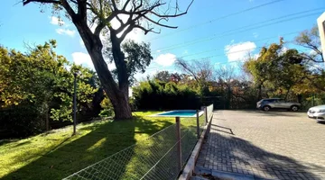 VENTA  CASA TRIPLEX 5 AMB. C/ 2 COCHERAS Y JARDIN