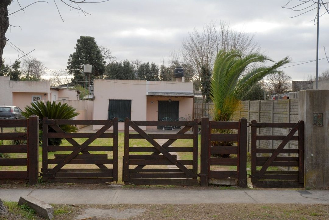 Casa en venta 3 ambientes en Senador Homero Fernández 100, Carlos Beguerie, Roque Perez, Buenos Aires