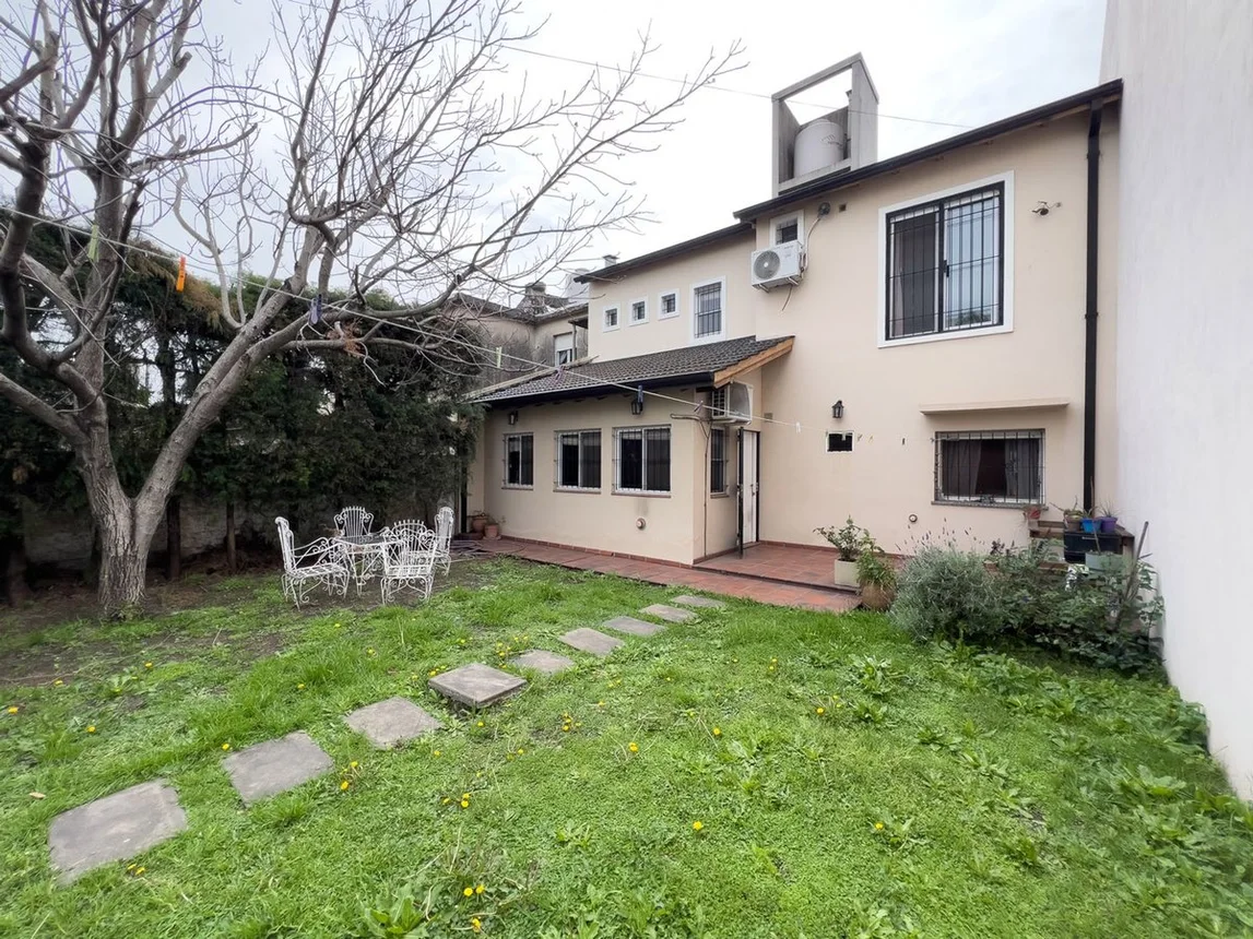 Casa de 5 ambientes en venta en Villa Luzuriaga, Entre Ríos 900