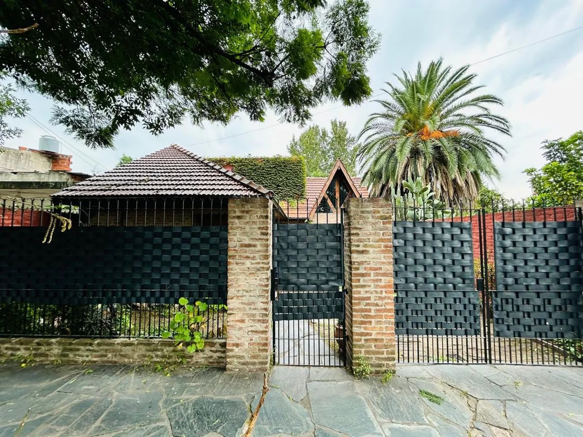 Casa de 5 ambientes en venta en Burzaco, Miguel Diomede 100