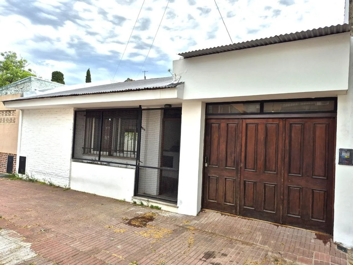 Casa de 3 ambientes en venta en Lanús Este, Basavilbaso 1300