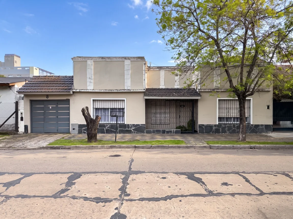 Casa de 5 ambientes en venta en Monte Grande, Vicente López 800
