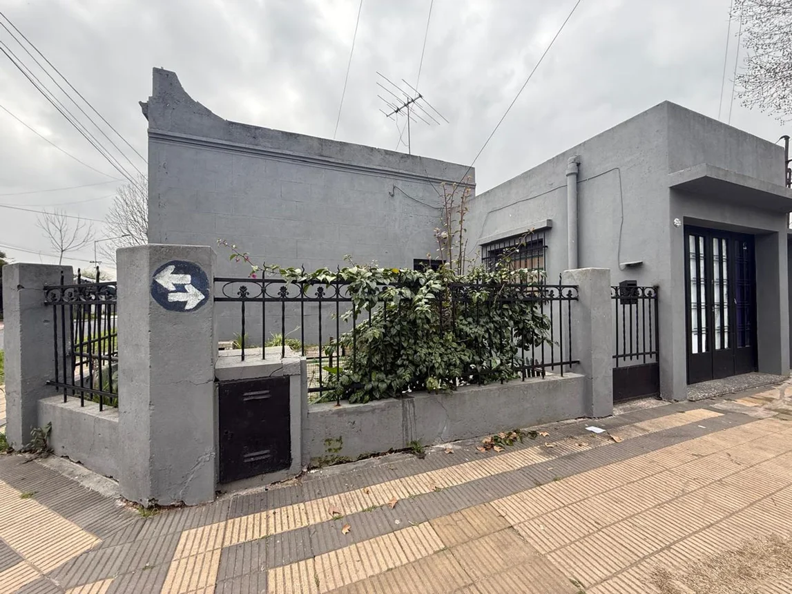 Casa de 4 ambientes en venta en Remedios de Escalada, Raúl Scalabrini Ortiz 200