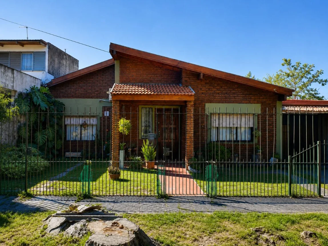 Casa de 3 ambientes en venta en Berazategui, Calle 3 3000