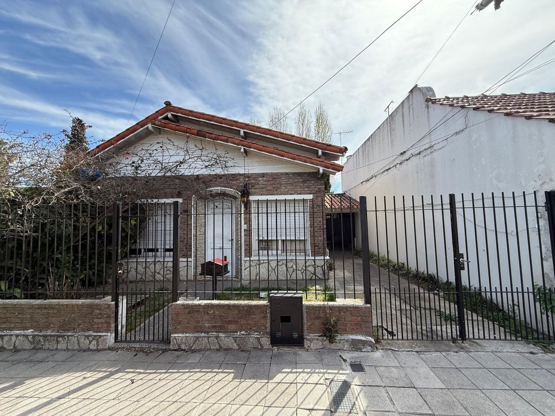 CASA 3 AMBIENTES EN VENTA +2 DPTOS LOMAS DE ZAMORA