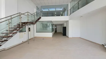 VENTA LOCAL COMERCIAL CON RENTA TRES CRUCES