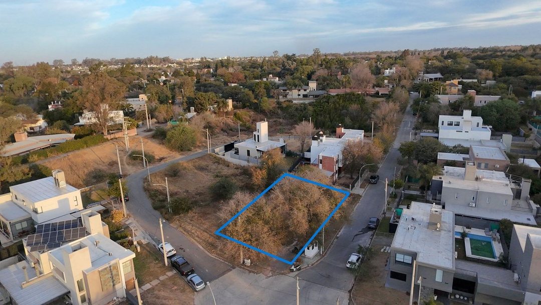 VENTA LOTE ESQUINA LOS CAROLINO APTO DUPLEX PLANO